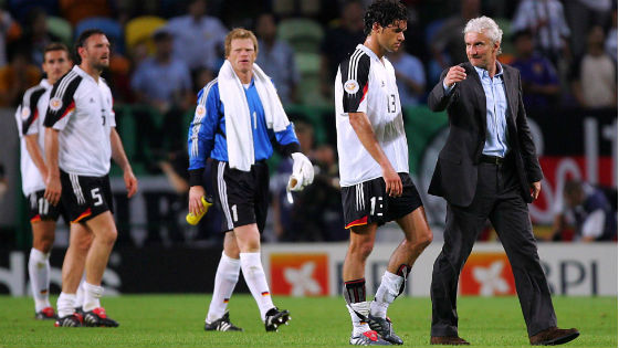 EM 2004 - Bittere Entäuschung bei Miroslav Klose, Jens Nowotny, Oliver Kahn, Michael Ballack und Rudi Völler nach dem Vorrundenaus