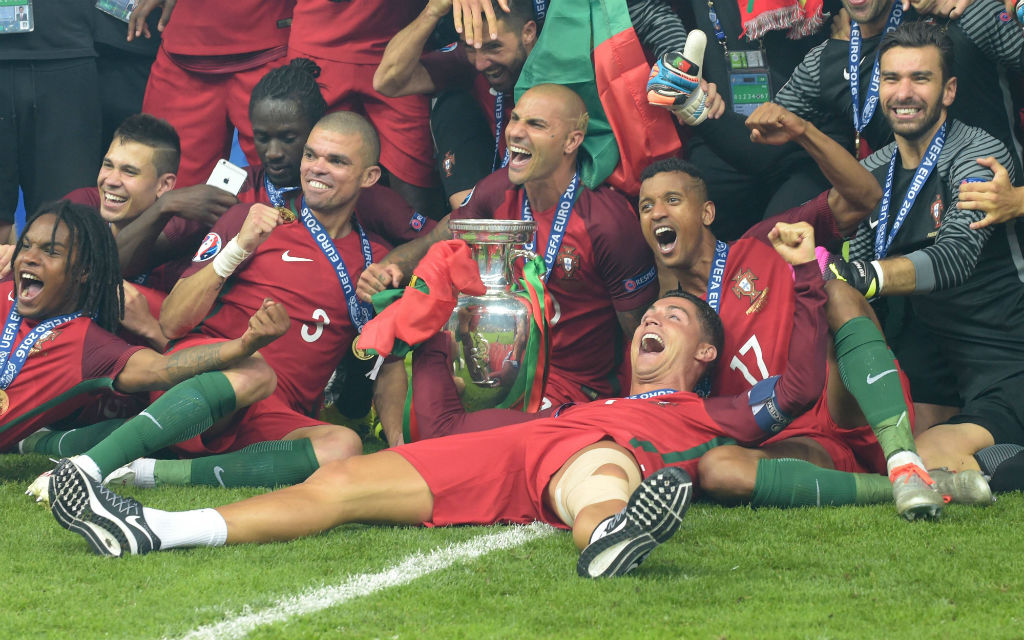 EM 2016 - Die Spieler von Portugal bei Siegerfoto mit Pokal. Cristiano Ronaldo CR7 (POR) liegt flach auf dem Rücken, rechts hinter ihm Nani (POR), links daneben Ricardo Quaresma (POR) und Pepe (POR). EM-Finale Portugal (POR) - Frankreich (FRA) 1:0 n.Verl., in Paris, am 10.07.2016