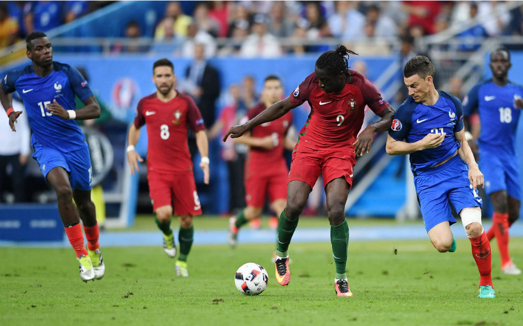 Endspiel der EM 2016 Portugal gegen Frankreich - Eder (Portugal) auf dem Weg vorbei an Laurent Koscielny (Frankreich) zum spielentscheidenden 1-0 für Portugal. Statist im Hintergrund: Paul Pogba