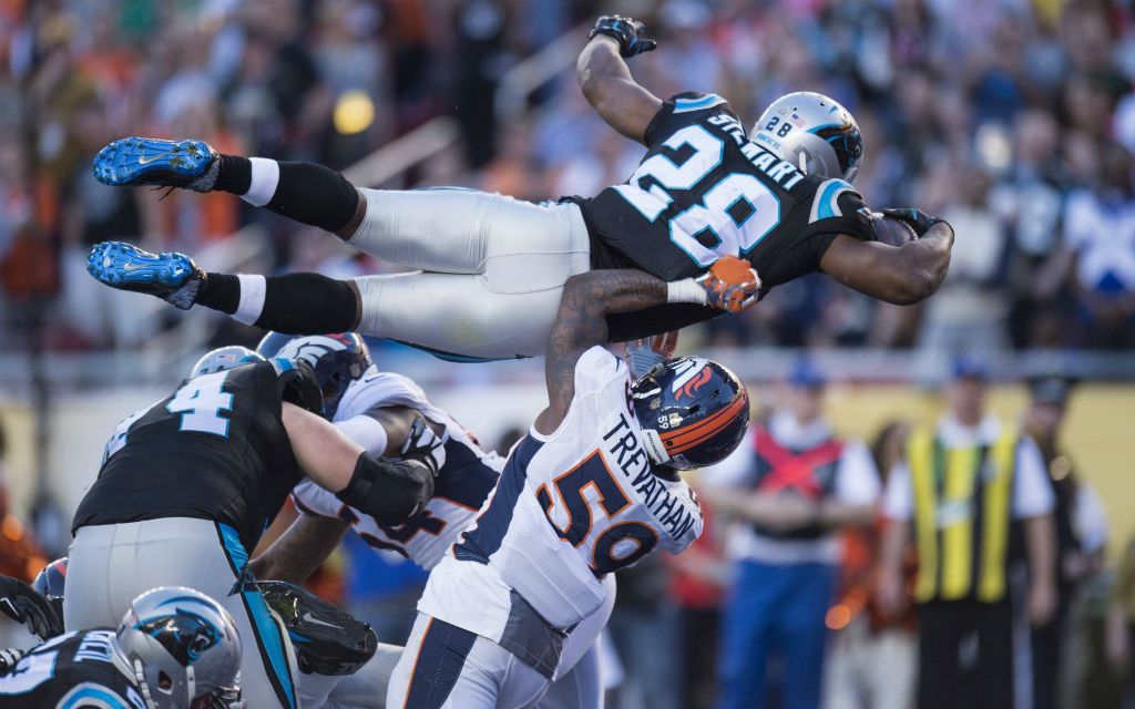 AIR PANTHERS : 7. Feb, 2016 - Santa Clara, California, U.S. - Carolina Panthers Running back JONATHAN STEWART (28) geht hoch über Denver Broncos inside linebacker DANNY TREVATHAN (59) für einen Touchdown im second quarter des Super Bowl 50 im Levis Stadium. #NFL #SUPERBOWL50