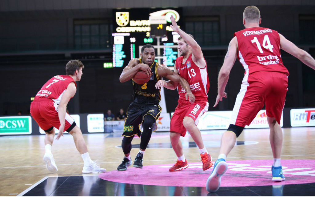 Tekele Cotton (3) MHP Riesen Ludwigsburg; Janis Strelnieks (13) Brose Baskets Bamberg