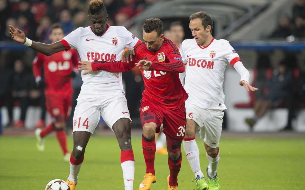 Karim Bellarabi im Zweikampf gegen Tiemoue Bakayoko und Ricardo Carvalho, Champions League Vorrunde 5. Spieltag der Saison 2014/15 zwischen Bayer Leverkusen und dem AS Monaco