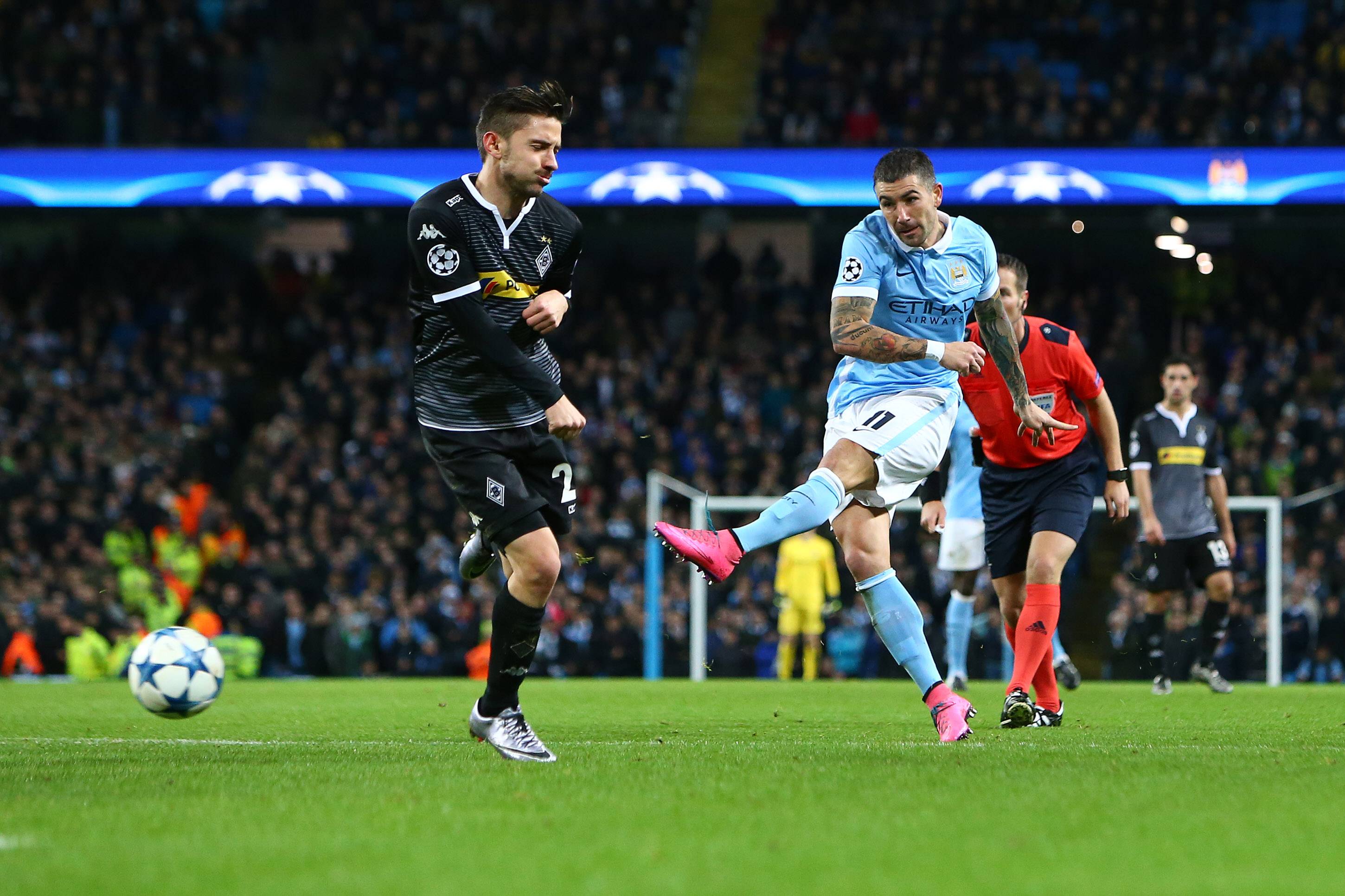 Aleksander Kolarov (Manchester City) schiesst auf's Tor. Manchester City - Borussia Mönchengladbach (UEFA Champions League - Etihad Stadium - Manchester - 08.12.2015)