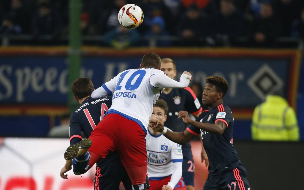 Pierre Lasogga mit David Alaba im Spiel der Bundesliga-Rückrunde 2015/16 im Spiel des FC Bayern München gegen den Hamburger SV