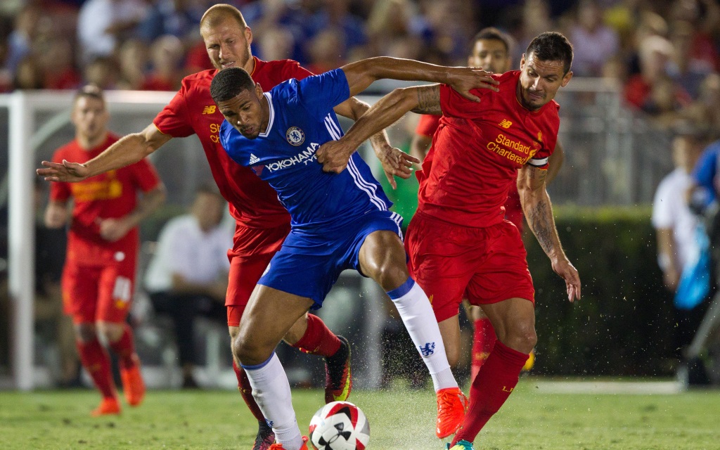 Dejan Lovren und Ragnar Klavan im Spiel zwischen dem FC Chelsea und dem FC Liverpool beim ICC im Rose Bowl in Pasadena