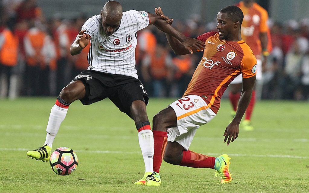 Lionel Carole (R) von Galatasaray und Atiba Hutchinson von Besiktas. Türkei Supercup Fusßballspiel Besiktas - Galatasaray in der Torku Arena in Konya (13. August 2016) Ergebnis: 0:0.