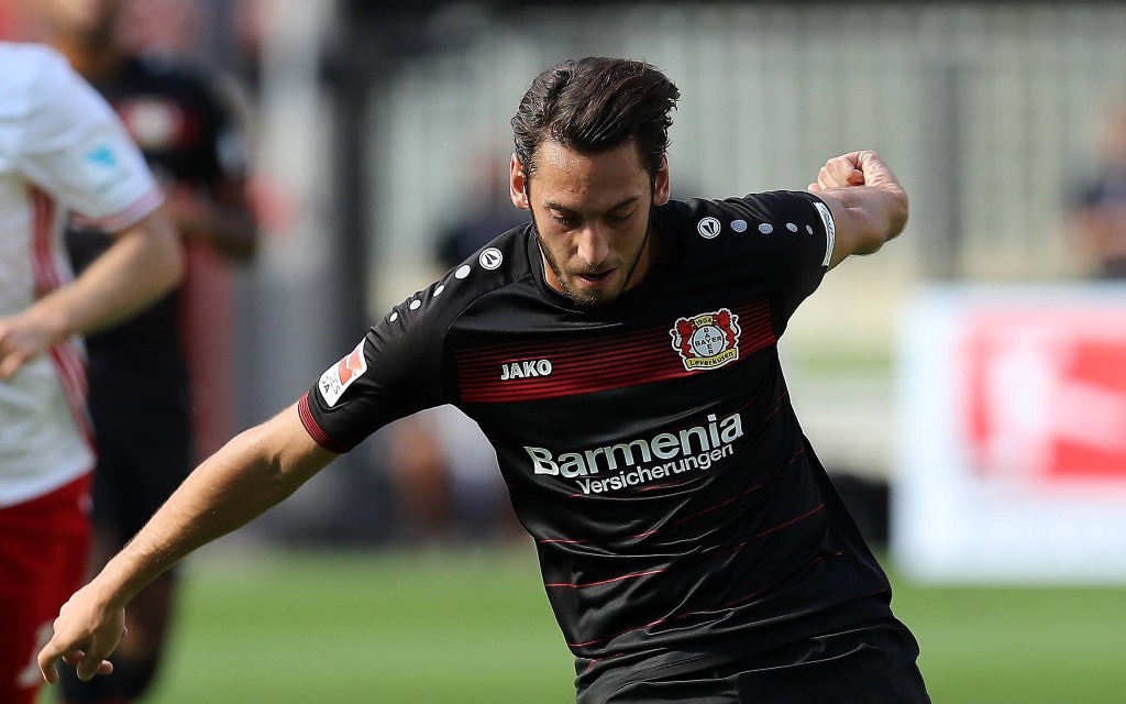 Hakan Calhanoglu (Bayer Leverkusen) im Dribbling beim Spiel gegen den Hamburger SV | Bundesliga 2016/2017 | 10.9.2016, BayArena Leverkusen