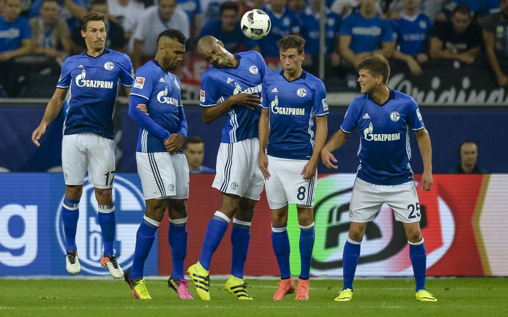 Benjamin Stambouli (Schalke), Eric Maxim Choupo-Moting (Schalke), Naldo (Schalke), Leon Goretzka (Schalke) und Klaas-Jan Huntelaar (Schalke) bilden beim Freistoos die Mauer während dem Fußball Bundesliga Spiel Schalke 04 gegen FC Bayern München am 2. Spieltag der Saison 2016/17 in der Veltins Arena am 09. September 2016 in Gelsenkirchen.