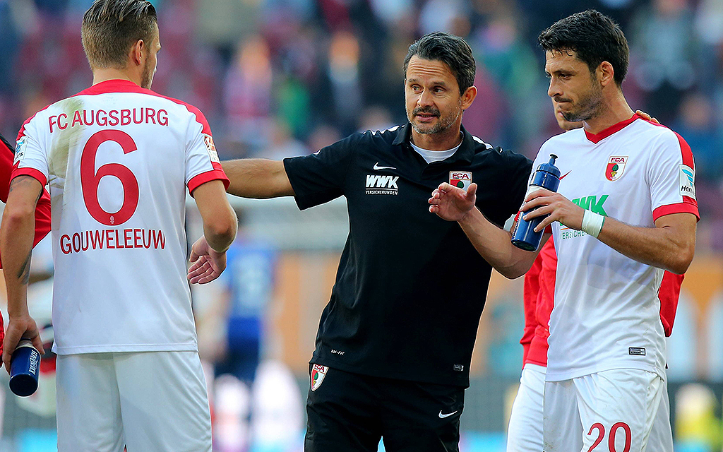 Jeffrey Gouweleeuw (6), Dirk Schuster (Trainer), Gojko Kacar (20) alle FC Augsburg.