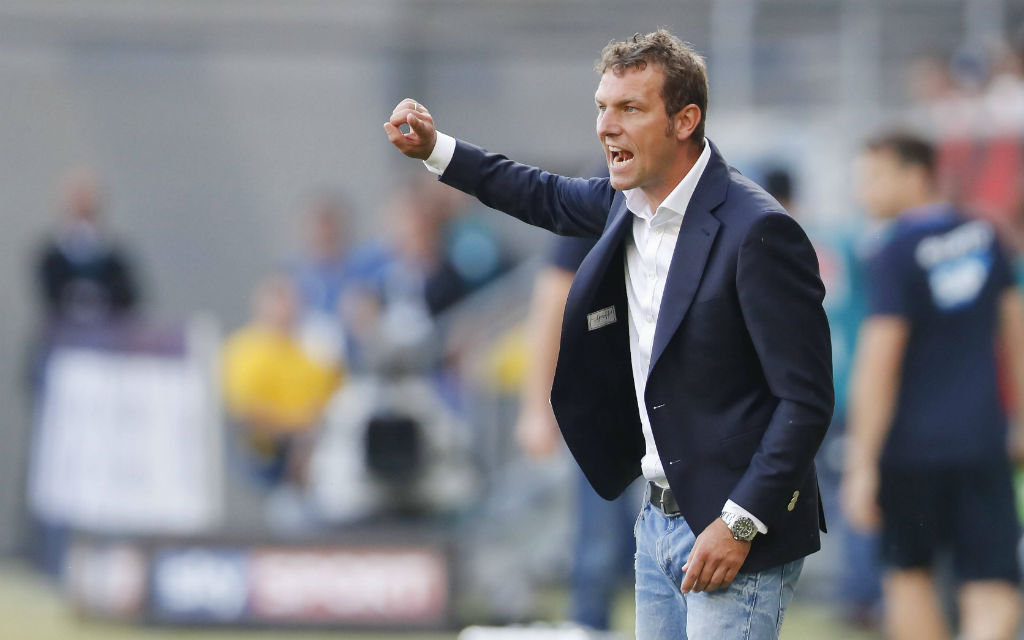 Markus Weinzierl (Trainer FC Schalke 04) gestikuliert und gibt Anweisungen.