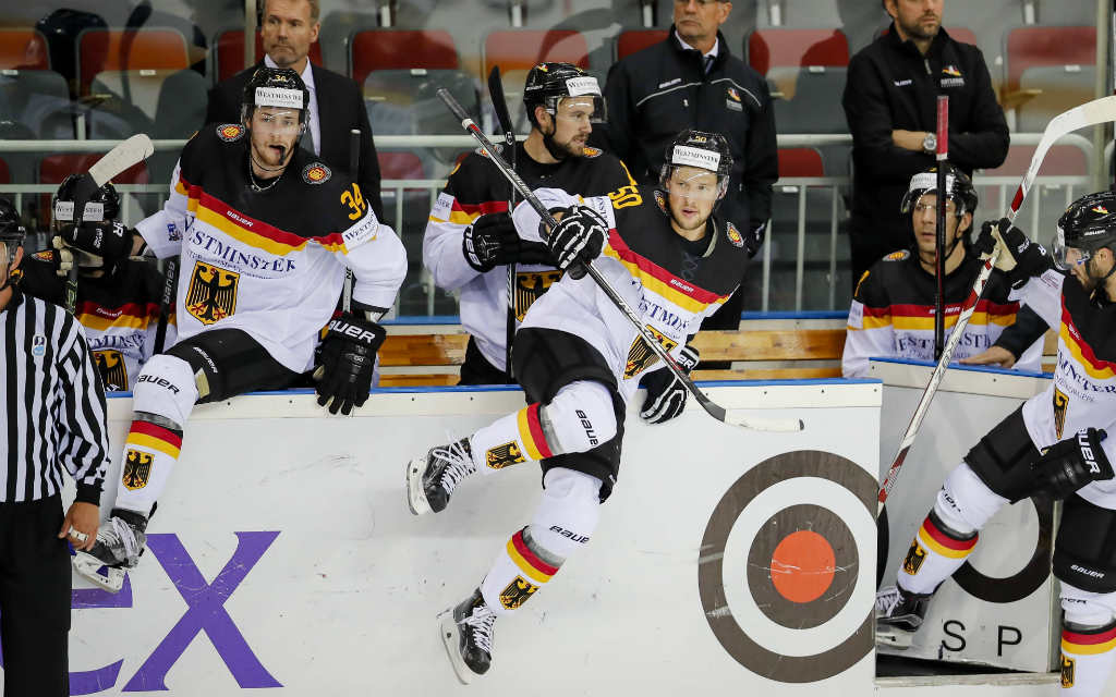 Spielerwechsel bei der deutschen Eishockey-Nationalmannschaft: die Neuen klettern über die Bande.