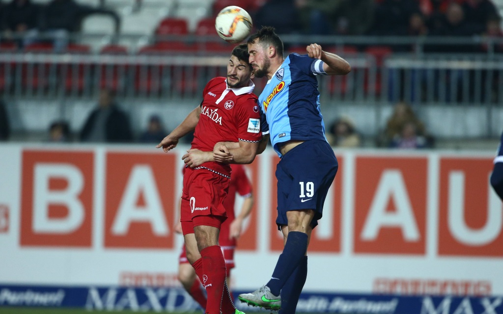 Antonio Colak vom 1.FC Kaiserslautern im Kopfballduell mit Patrick Fabian vom VfL Bochum im März 2015