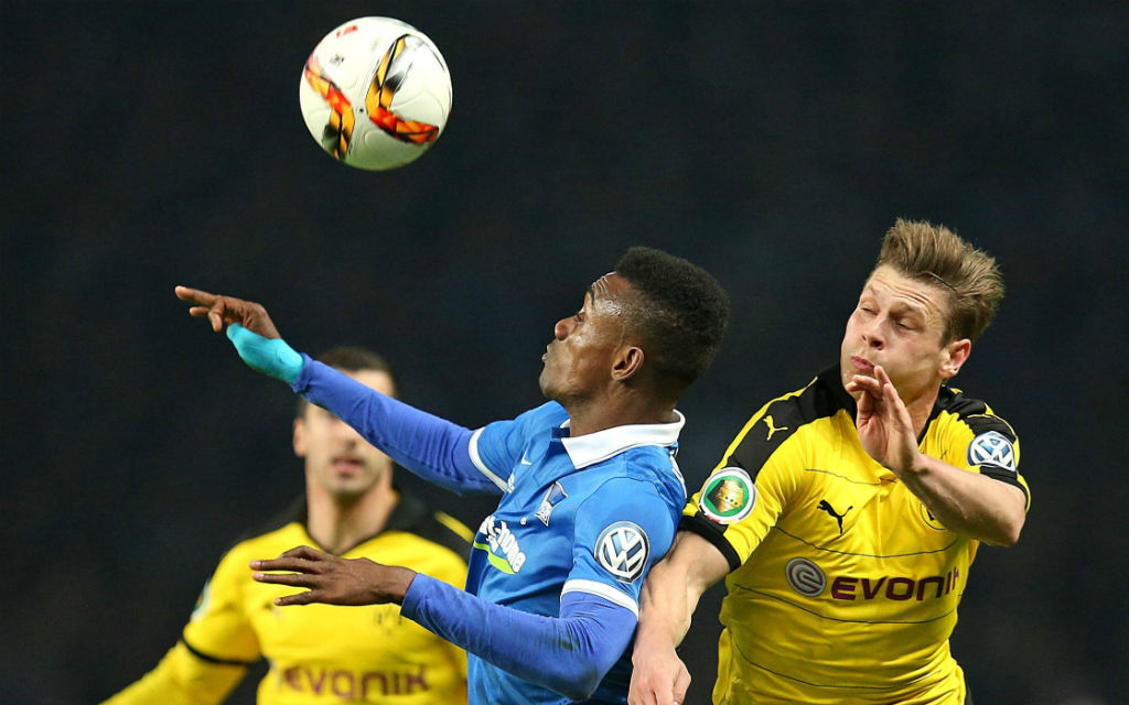 DFB-Pokal Halbfinale, Saison 2015/2016 in Berlin, Hertha BSC Berlin - BV Borussia Dortmund, v.l. Salomon Kalou (Hertha BSC Berlin) gegen Lukasz Piszczek (Dortmund)