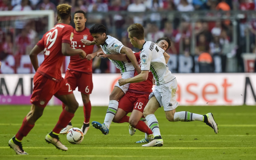 Patrick Herrmann und Mahmoud Dahoud nehmen Juan Bernat in die Zange während dem Bundesligaspiel zwischen Bayern München und Borussia Mönchengladbach am 32. Spieltag der Saison 2015/16