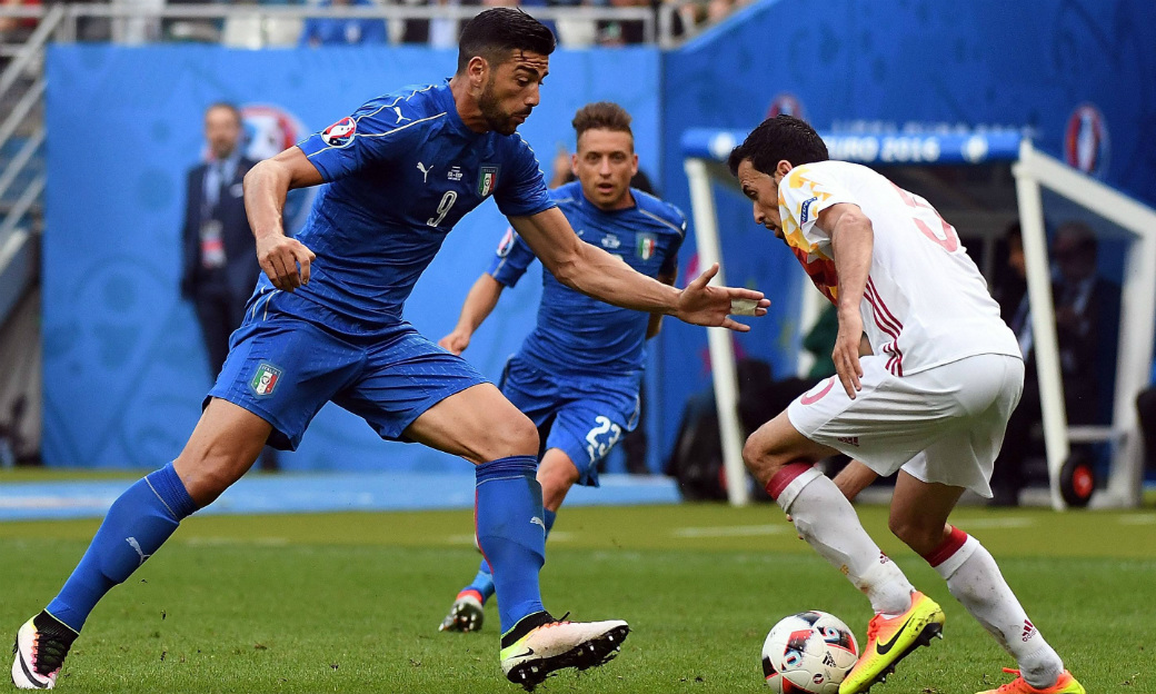 Hier schirmt der Spanier Busquets den Ball gegen den Italiener Busquets ab, doch Italien gewinnt am Ende das EM-Achtelfinale 2:0