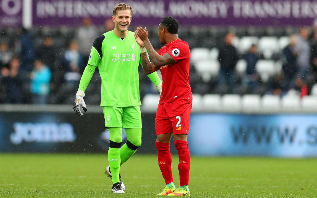 Gut grinsen hatten Keeper Lorius Karius und sein Liverpooler Mannschaftskollege Nathaniel Clyne nach dem 2:1-Erfolg in Swansea.