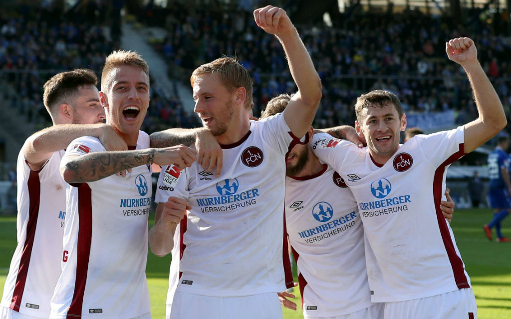 Karlsruher SC - 1. FC Nürnberg: Jubel nach dem Tor zum 0:3 - Kevin Möhwald Möhwald, Ondrej Petrak, Hanno Behrens, Tim Matavz und Laszlo Sepsi (alle 1. FC Nürnberg). Torschütze: Tim Matavz (16.10.2016 | 2. Fussball Bundesliga | 9. Spieltag)