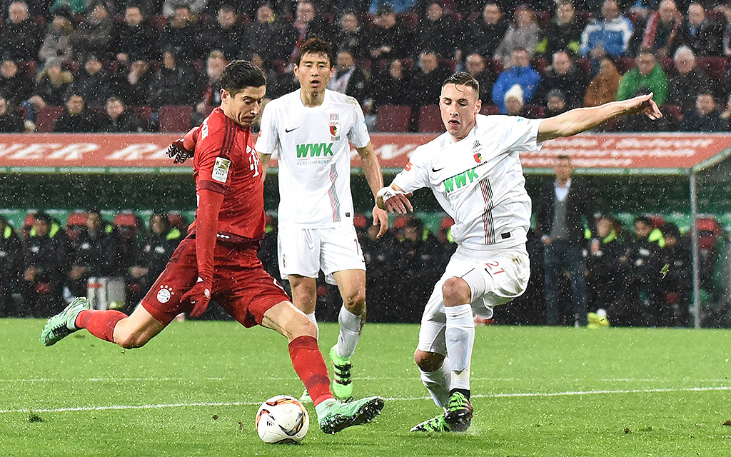 FC Augsburg - FC Bayern München (Bundesliga): v.l. Robert Lewandowski (FC Bayern München), Ja-Cheol Koo (FC Augsburg), Dominik Kohr (FC Augsburg), Tor durch Lewandowski zum 0:1