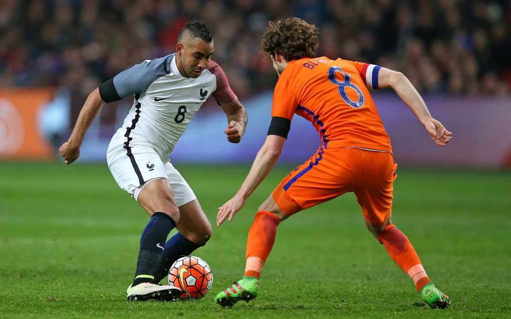 Dimitri Payet (Frankreich) dribbelt auf Daley Blind (Niederlande) zu.