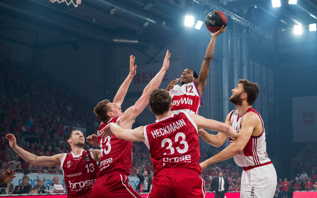 In der letzten Saison setzte sich Brose Bamberg im Playoff-Halbfinale mit 3:0-Siegen gegen den FC Bayern durch.