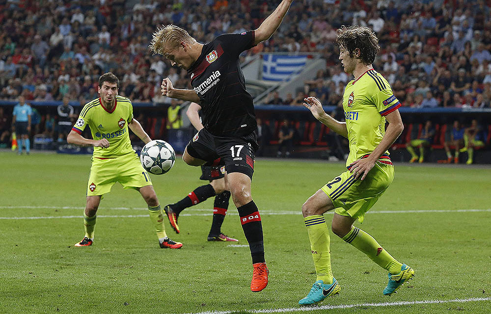 Leverkusens Joel Pohjanpalo erreicht vor Mario Fernandes (ZSKA) den Ball. UCL, 1. Spieltag Bayer Leverkusen -ZSKA Moskau 2-2 am 14.09.2016 in der Bay - Arena.