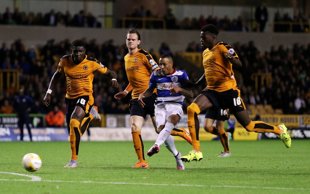 Tjaronn Chery beim Torschuss im Spiel zwischen den Queens Park Rangers und den Wolverhampton Wanderers in der Championship in der Saison 2015/16