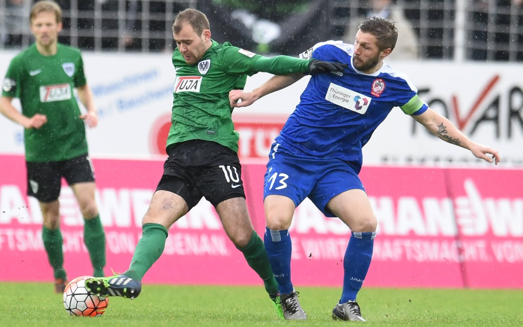 Amaury Bischoff im Zweikampf mit Sebastian Tyrala im Spiel zwischen Preußen Münster und Rot-Weiß Erfurt am 23. Spieltag der Saison 2015/16