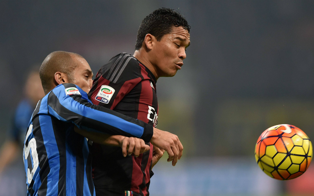 Imago: Ihn müssen Felipe Melo (l.) und die Inter-Defensive stoppen: AC-Stürmer Carlos Bacca (r.)