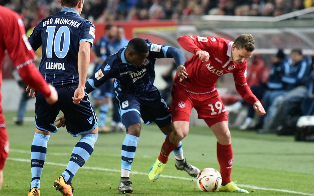 Zweikampf zwischen Romalu Lacazette und Marcel Gaus im Spiel der 2. Bundesliga zwischen Kaiserslautern und 1860 München am 24. Spieltag der Saison 2015/16