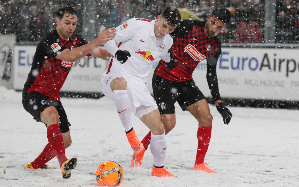 Nicolas Höfler und Vincenzo Grifo gegen Marcel Sabitzer im Spiel der 2. Bundesliga am 25. Spieltag der Saison 2015/16 zwischen Freiburg und Leipzig