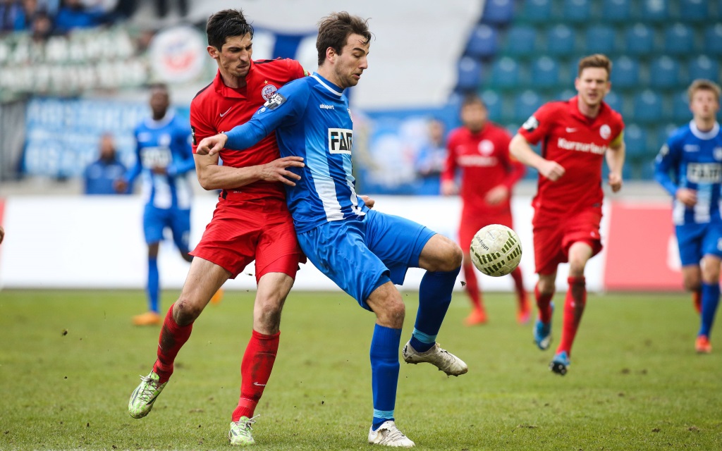 Zweikampf zwischen Christian Beck und Marco Kofler im Spiel der 3. Liga zwischen dem 1.FC Magdeburg und Hansa Rostock in der Saison 2015/16