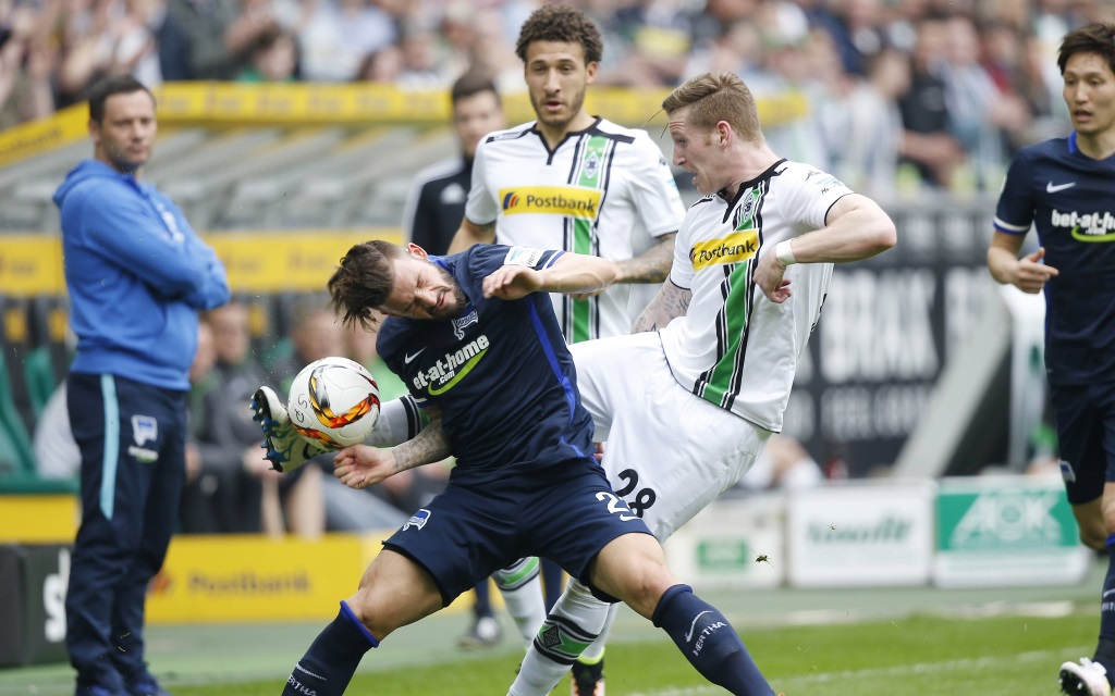 Marvin Plattenhardt im Zweikampf mit Andre Hahn beim Bundesliga Spiel zwischen Hertha BSC Berlin und Borussia Mönchengladbach in der Saison 2015/16