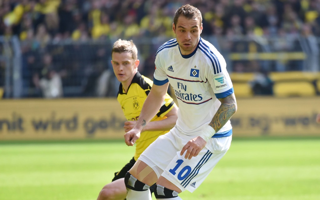 Pierre.Michel Lasogga im Zweikampf mit Sven Bender beim Spiel zwischen dem Hamburger SV und Borussia Dortmund in der Saison 2015/16