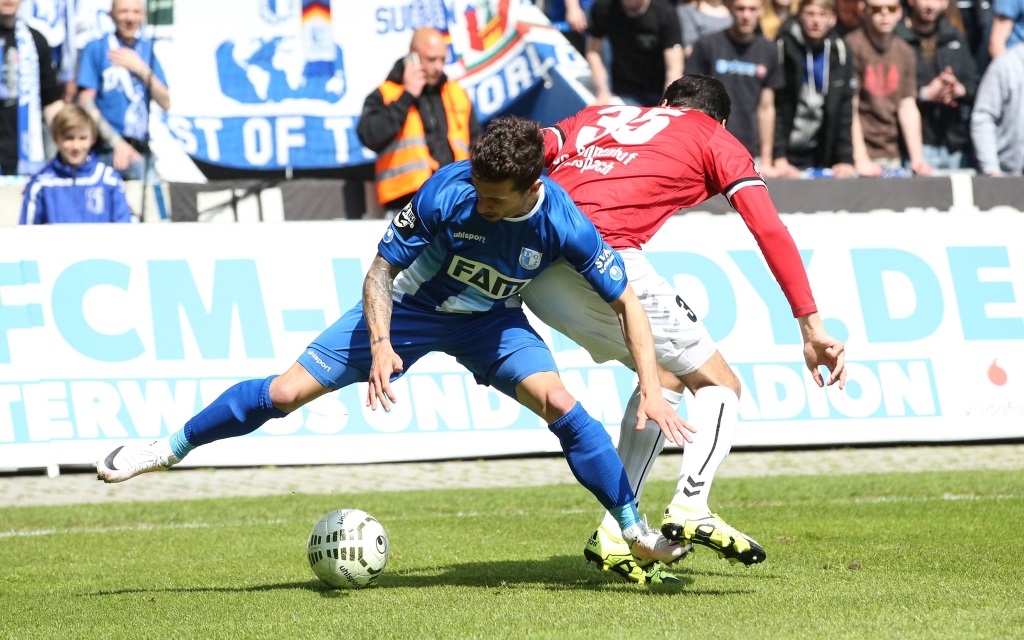 Zweikampf zwischen Manuel Farrona Pulido und Julian Leist beim Spiel der 3. Liga zwischen Magdeburg und Großaspach in der Saison 2015/16