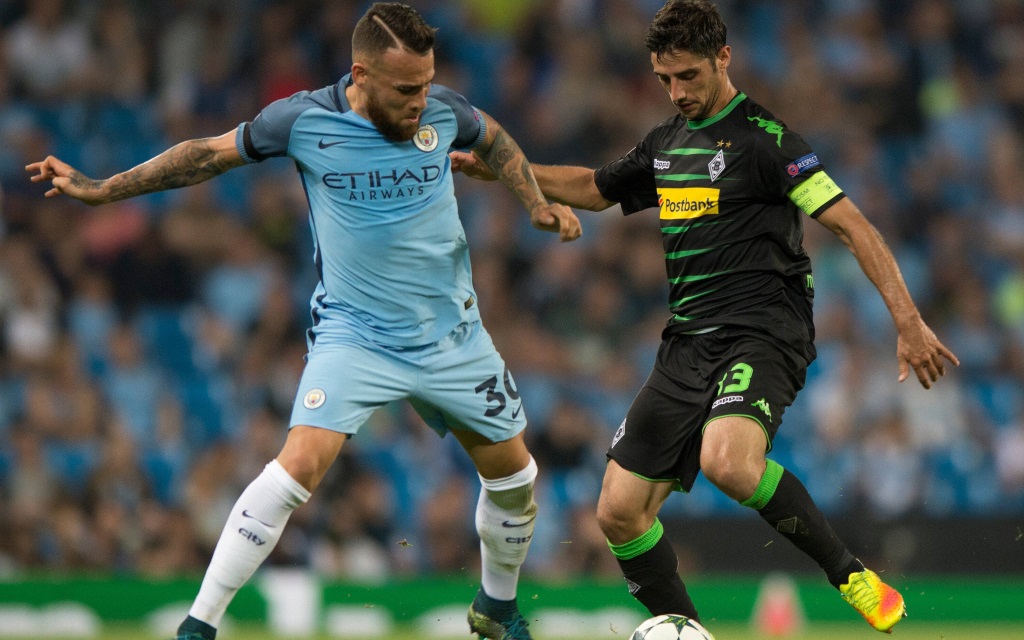 Nicolas Otamendi im Zweikampf mit Lars Stindl im Champions League Spiel zwischen Manchester City und Borussia Mönchengladbach im Etihad Stadium in der Saison 2016/17