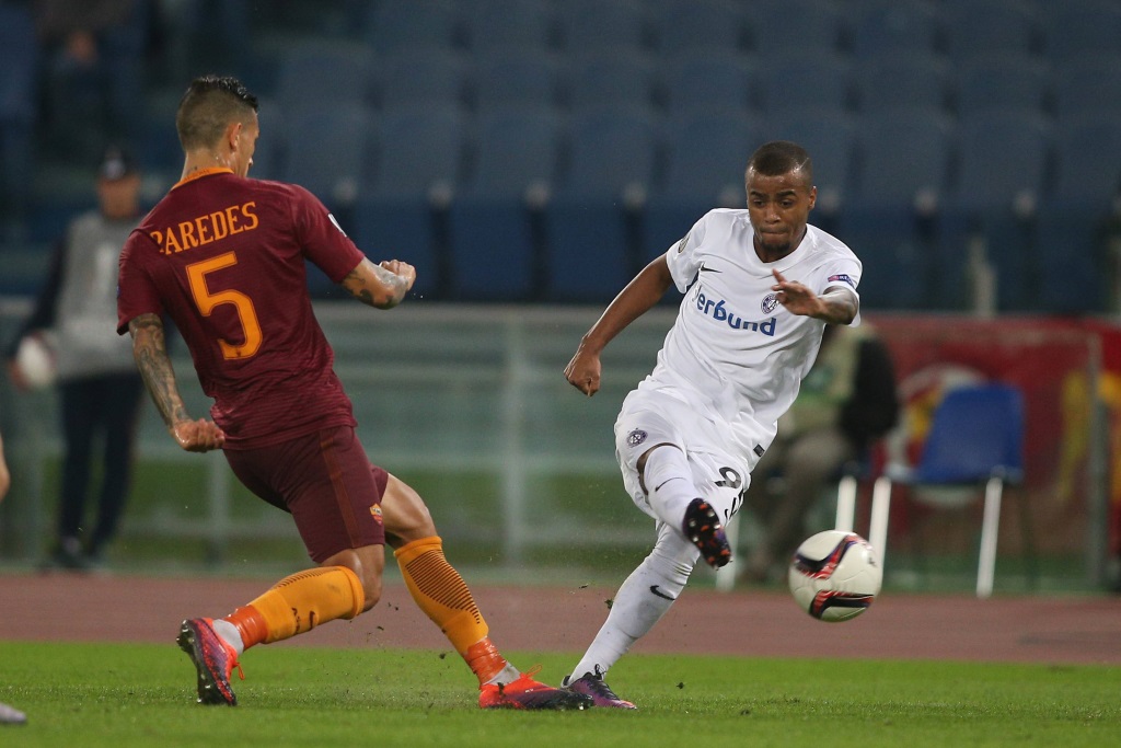 Felipe Pires im Zweikampf mit Leandro Paredes im Spiel zwischen AS Rom und Austria Wien in der Europa League 2016/17