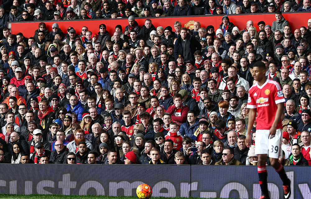 Manchester United Fans haben Marcus Rashford fest im Blick.