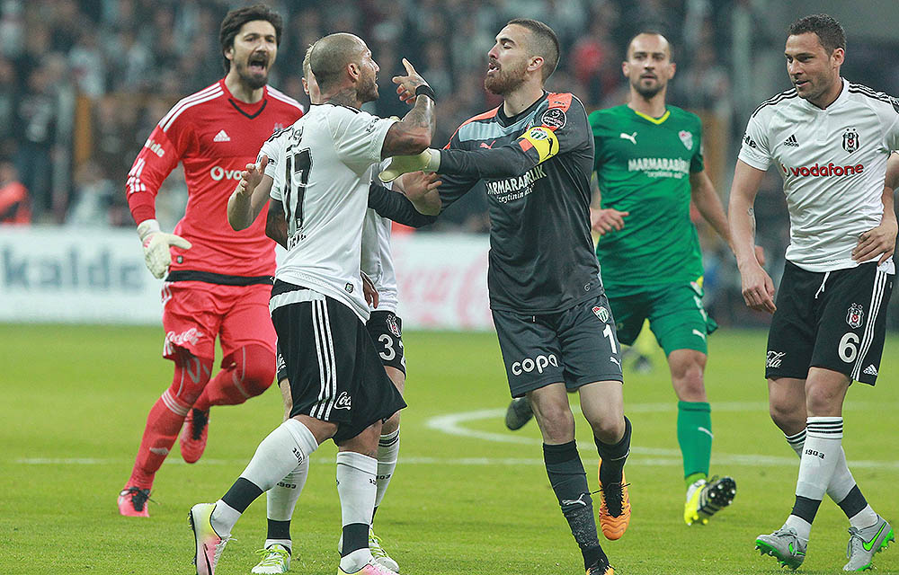 Besiktas - Bursaspor in der Vodafone Arena in Istanbul | 11. April 2016 | Ergebnis: 3:2 im Bild: Ricardo Quaresma (17) , Andreas Beck (Besiktas) und Torwart Harun Tekin (Bursaspor).