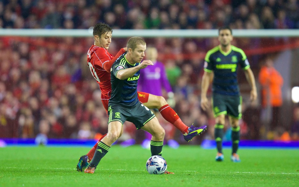 Adam Lallana im Zweikampf mit Grand Leadbitter im League Cup zwischen dem FC Liverpool und dem FC Middlesbrough