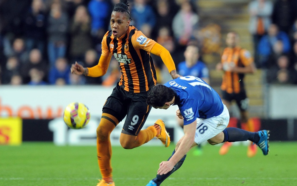 Abel Hernandez im Zweikampf mit Gareth Barry im Premier League Spiel zwischen Hull City und FC Everton in der Saison 2014/15