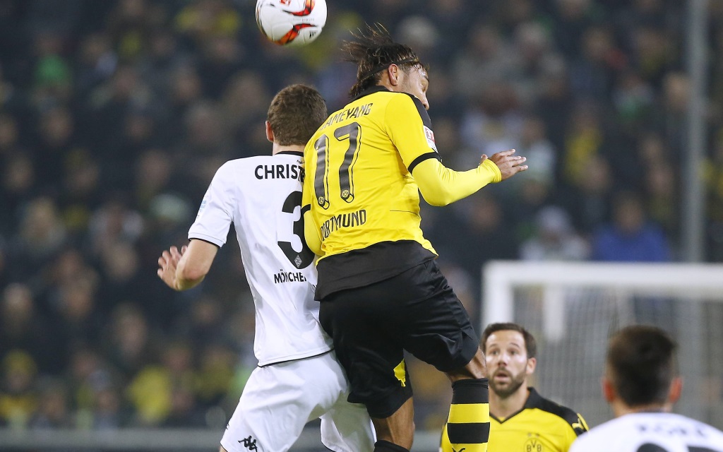 Andreas Christensen im Zweikampf mit Pierre-Emerick Aubameyang im Bundesligaspiel zwischen Borussia Mönchengladbach und Borussia Dortmund in der Saison 2015/16