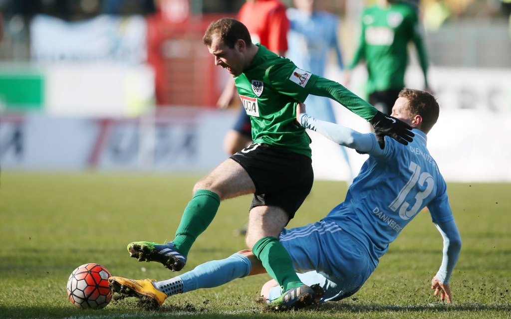 Amaury Bischoff und Tim Dannenberg im Zweikampf im Spiel zwischen Preußen Münster und Chemnitz in der Saison 2015/16