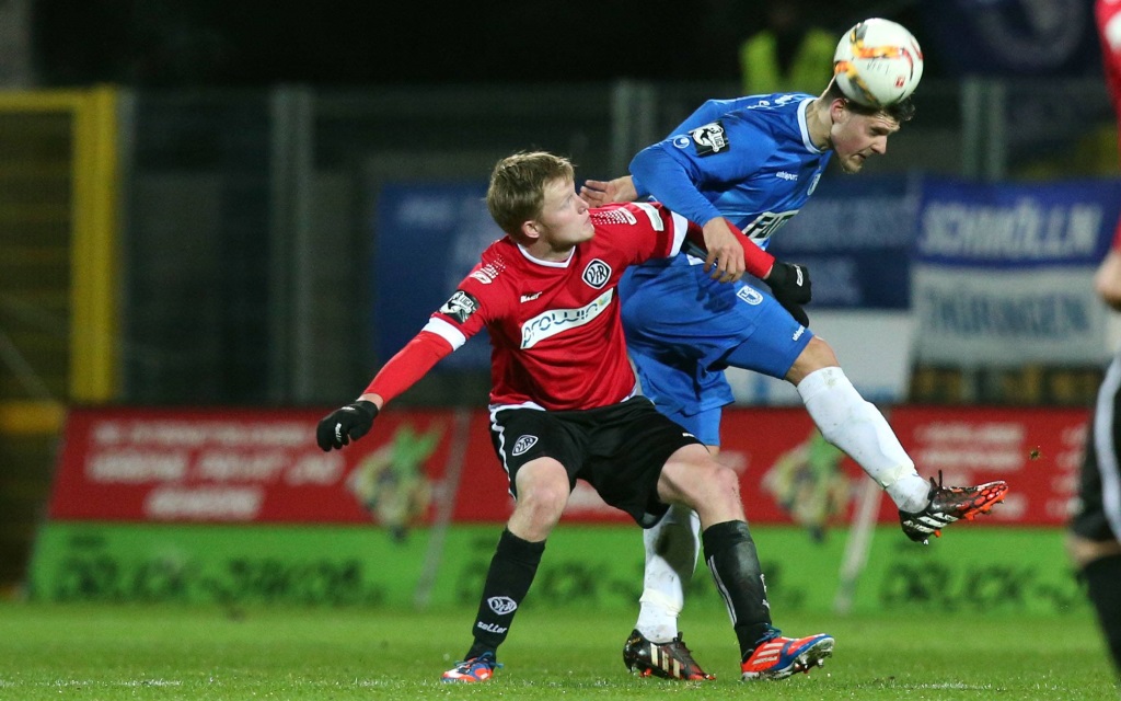 Gerrit Wegkamp und Niklas Brandt im Zweikampf im Spiel zwischen Magdeburg und Aalen in der 3. Liga in der Saison 2015/16