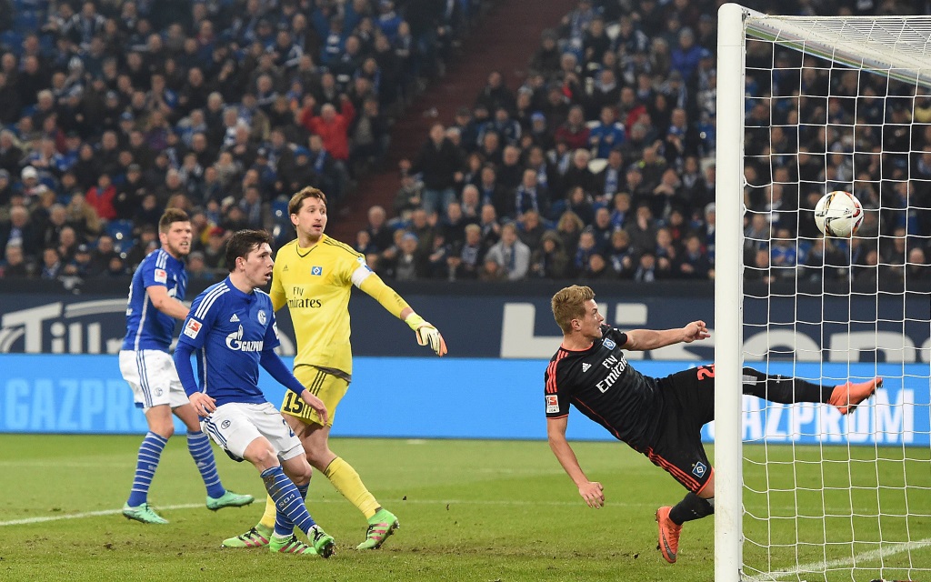 Klaas-Jan Huntelaar trifft im Bundesliga Spiel zwischen Schalke und Hamburg in der Saison 2015/16 zum 2:1