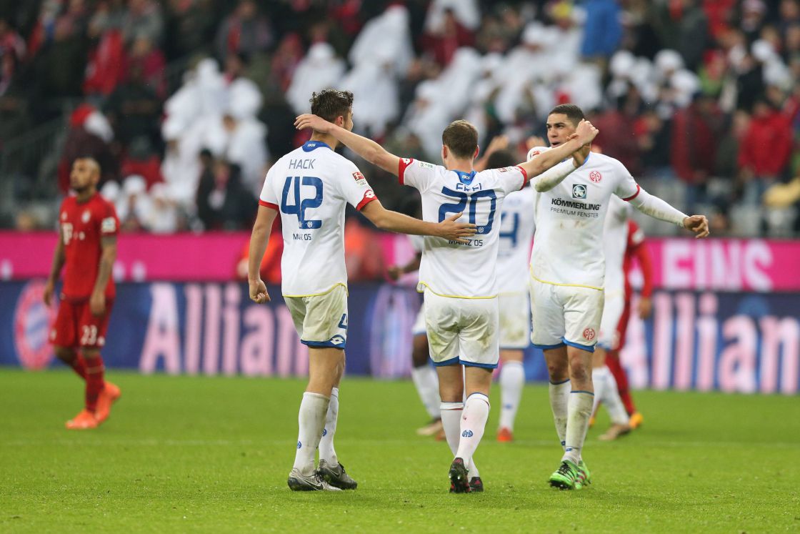 Jubelnde Spieler (u.a. Hack) des FSV Mainz 05 beim Spiel gegen den FC Bayern München