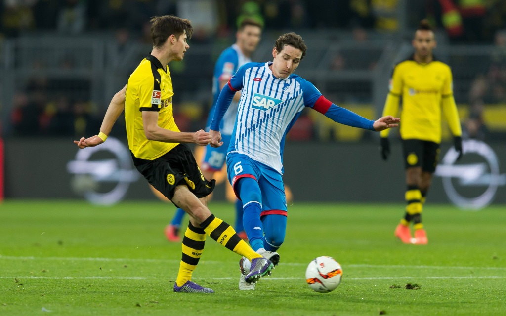 Julian Weigl im Zweikampf mit Sebastian Rudy beim Spiel in der Bundesliga Borussia Dortmund gegen TSG Hoffenheim in der Saison 2015/16