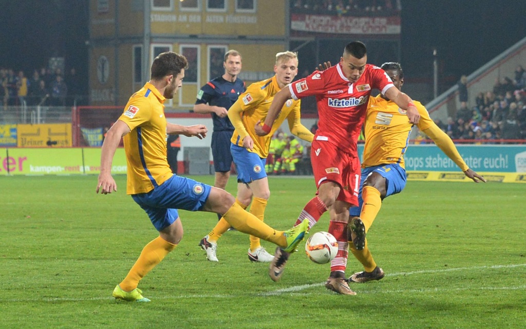 Bobby Wood mit Zweikampf mit Ken Reichel und Joseph Baffo im Spiel der 2. Bundesliga zwischen Union Berlin und Eintracht Braunschweig in der Saison 2015/16