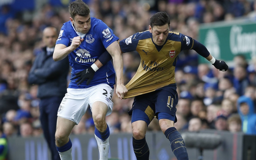 Seamus Coleman im Zweikampf mit Mesut Özil im Spiel der Premier League Saison 2015/16 zwischen dem FC Everton und dem FC Arsenal