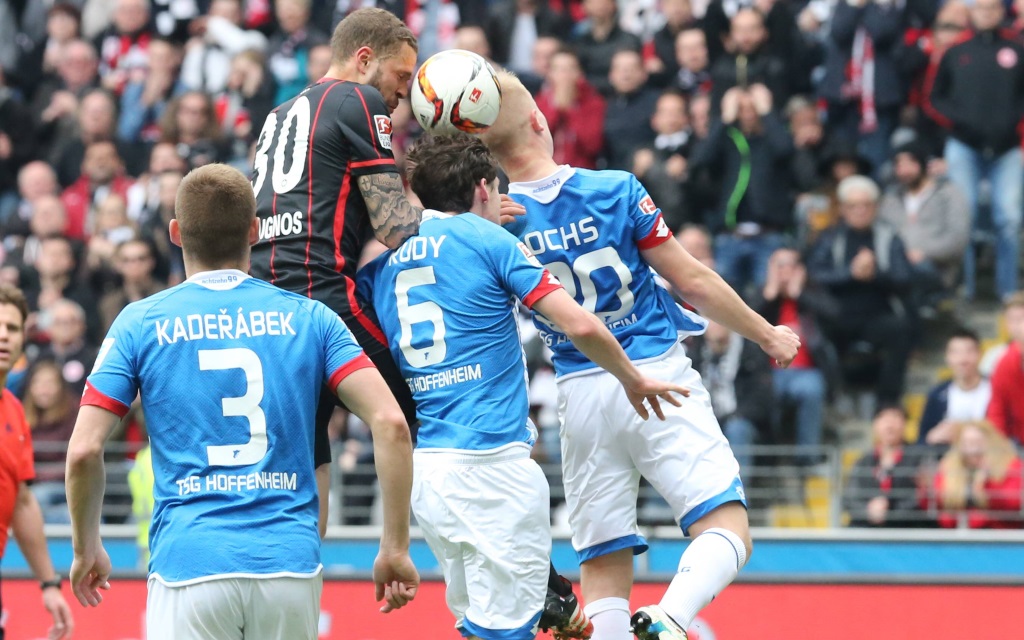 Luc Castaignos im Kopfballduell mit Sebastian Rudy und Philipp Ochs im Spiel zwischen Eintracht Frankfurt und der TSG Hoffenheim in der Saison 2015/16