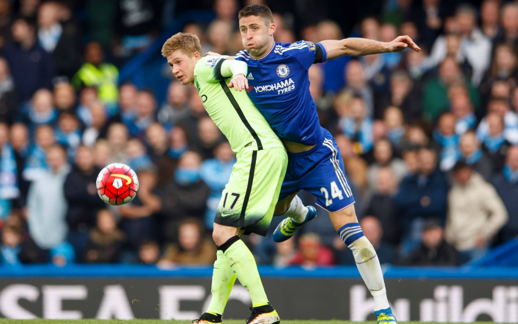 Imago. Schlüsselduell: Chelseas Cahill (r.) soll Citys De Bruyne (l.) stoppen.